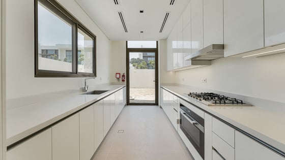 Stunning Villa in MBR City with community view, picture 5