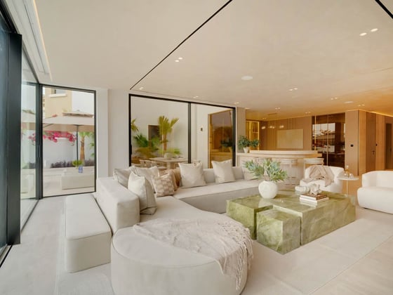 Stunning Villa | Luxurious Living | Private Pool &amp; Gym, picture 2