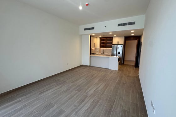 Low Floor | Prime Location | Pool View, picture 4