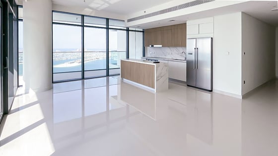 Palm view apartment in EMAAR Beachfront with maid's room, picture 2