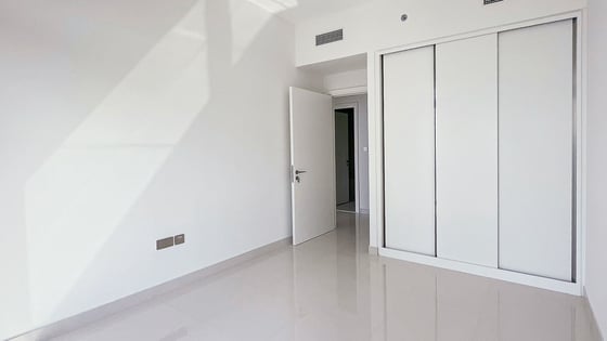 Palm view apartment in EMAAR Beachfront with maid's room, picture 13