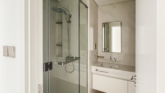 Palm view apartment in EMAAR Beachfront with maid's room, picture 14