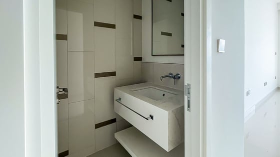 Palm view apartment in EMAAR Beachfront with maid's room, picture 17