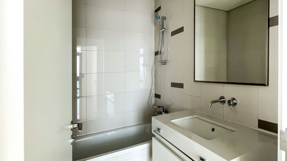Palm view apartment in EMAAR Beachfront with maid's room, picture 15