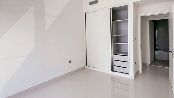 Palm view apartment in EMAAR Beachfront with maid's room, picture 8