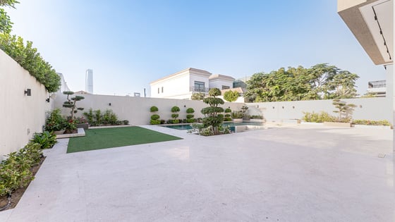 Turnkey luxury villa in Jumeirah Park with a large plot, picture 19