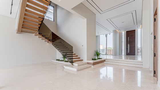 Turnkey luxury villa in Jumeirah Park with a large plot, picture 2
