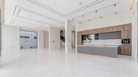 Turnkey luxury villa in Jumeirah Park with a large plot, picture 3
