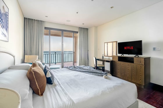 Tropical Elegance | Waterfront Retreat | Royal Amwaj Palm, picture 3