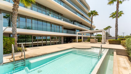 Luxurious mansion in Palm Jumeirah with sea view, picture 1