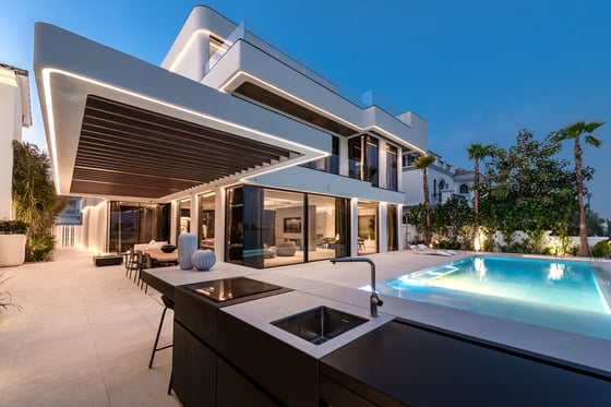 Luxuriously Furnished and Upgraded 3-Story Garden Home Villa, picture 1