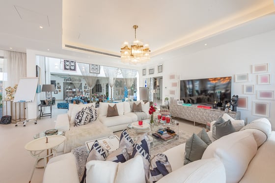 Fully Renovated 5 Bed Signature Villa - Vacant on Transfer, picture 3