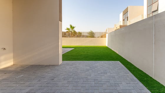 Corner townhouse in MBR City with nearby pool, picture 34