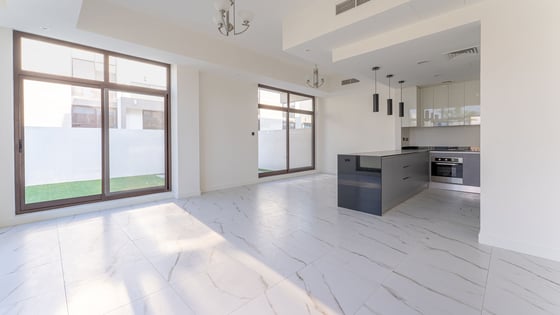 Corner townhouse in MBR City with nearby pool, picture 2