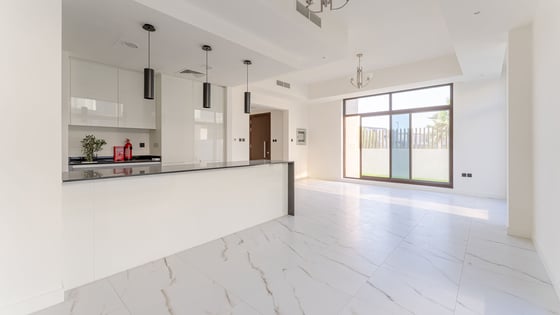 Corner townhouse in MBR City with nearby pool, picture 3