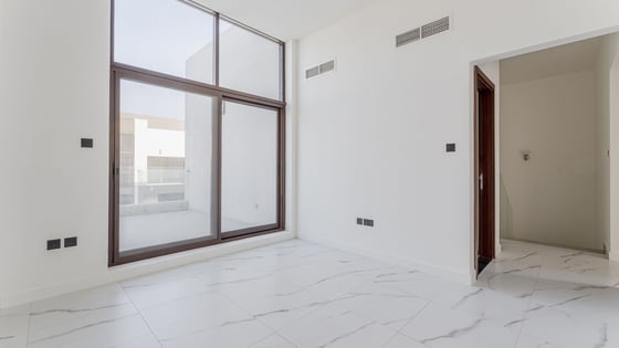 Corner townhouse in MBR City with nearby pool, picture 14