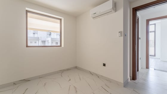 Corner townhouse in MBR City with nearby pool, picture 11