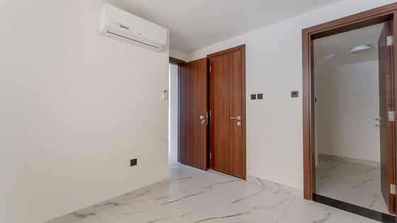 Corner townhouse in MBR City with nearby pool, picture 12