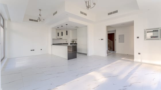 Corner townhouse in MBR City with nearby pool, picture 1