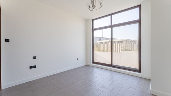 Corner townhouse in MBR City with nearby pool, picture 6