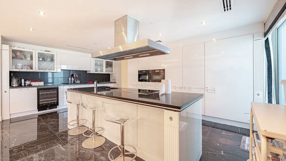 Luxurious apartment in Dubai Marina with a huge layout, picture 9