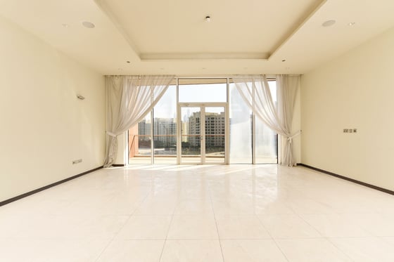 Spacious |  Mid Floor | Available Now..., picture 2