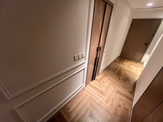 Vacant On Transfer | Furnished | Fully Upgraded, picture 9