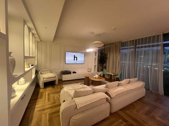 Vacant On Transfer | Furnished | Fully Upgraded, picture 3