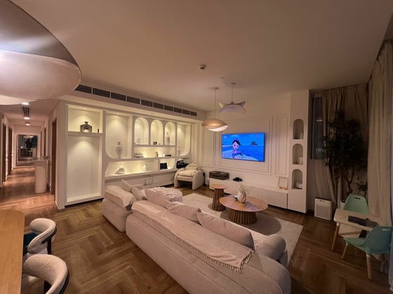 Vacant On Transfer | Furnished | Fully Upgraded, picture 1