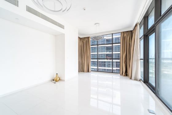 Spacious | Golf View | Corner Unit | Vacant, picture 2