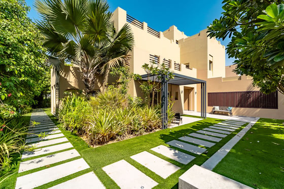 Fully Upgraded | Interior Designed | Triple Storey, picture 2