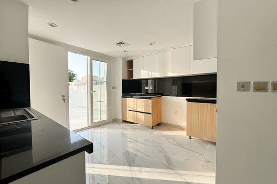 Newly Renovated | Large Plot | South Facing Garden, picture 6