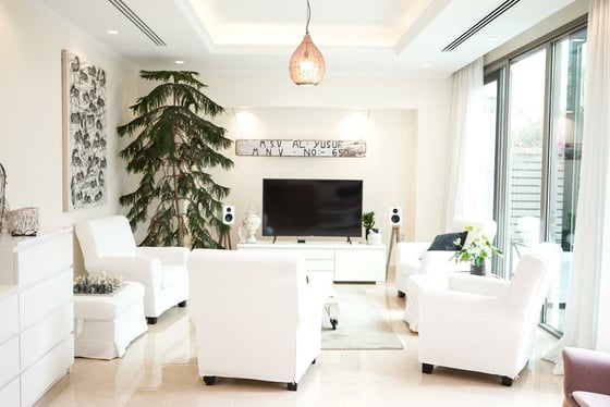 Large Layout | Prime Location | Corner Unit, picture 1