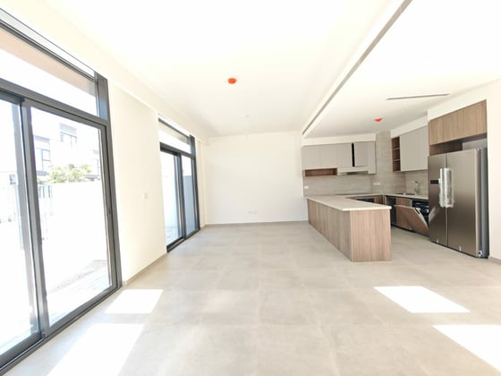 Exclusive | Brand New | Big Layout | Vacant, picture 3
