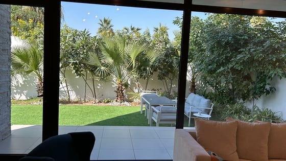 Elegant Villa | Landscaped Garden | Vacant, picture 16