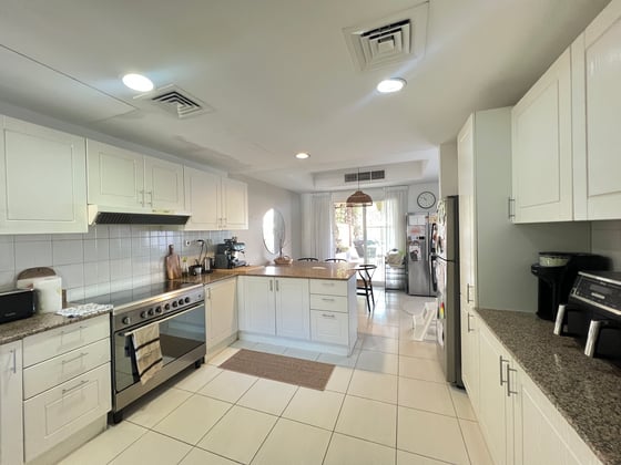 Landscaped | Unfurnished | Available May, picture 5
