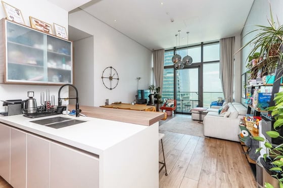 Stunning View| Fully Upgraded| Vacant On Transfer, picture 2