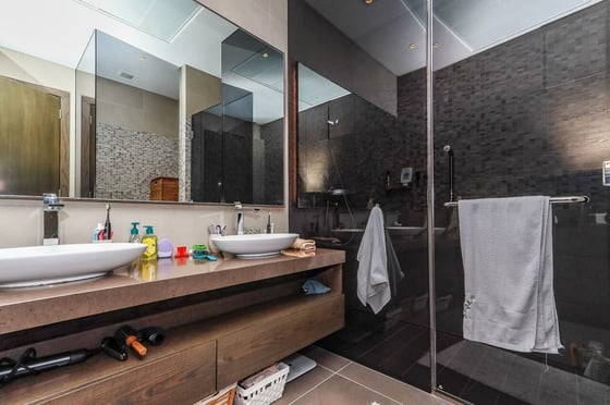 Stunning View| Fully Upgraded| Vacant On Transfer, picture 12