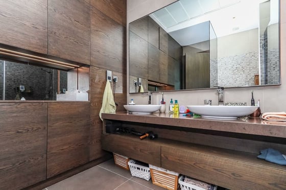 Stunning View| Fully Upgraded| Vacant On Transfer, picture 11