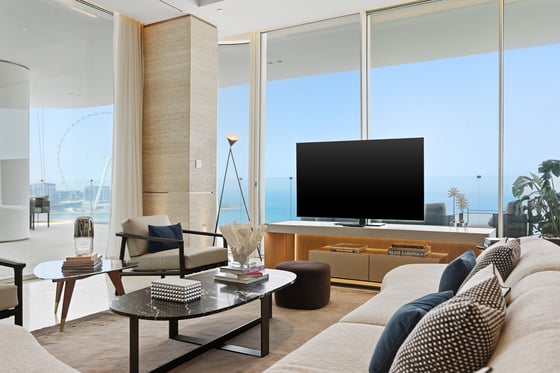 ** Elegant Beachfront Living | Bluewaters View **, picture 2