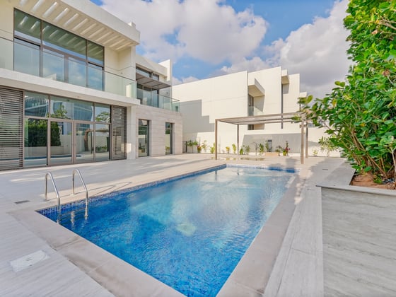 Luxury 4-Bed Villa in District One Phase III, picture 1