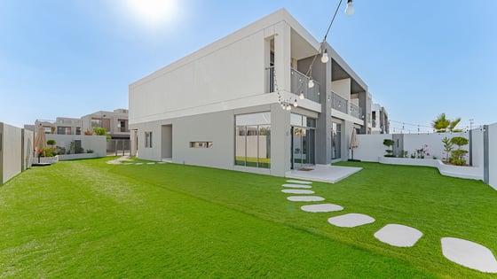 Spacious villa in Dubai South with lagoon view, picture 1