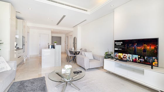 Exclusive apartment in Palm Jumeirah with sea view, picture 2