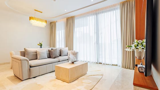 Elegant apartment in Palm Jumeirah with beach access, picture 1