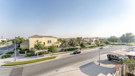 Premium and sleek villa in Jumeirah Park with maids room, picture 29