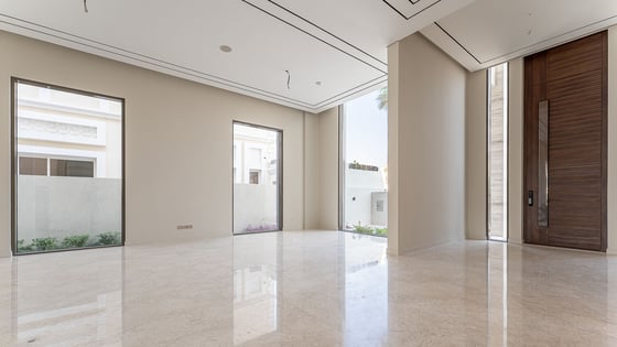 Premium and sleek villa in Jumeirah Park with maids room, picture 3