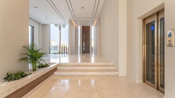Premium and sleek villa in Jumeirah Park with maids room, picture 19