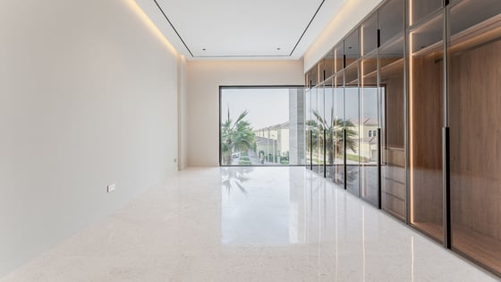 Premium and sleek villa in Jumeirah Park with maids room, picture 13
