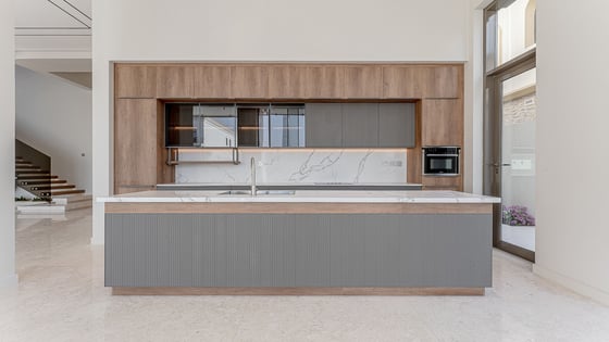 Premium and sleek villa in Jumeirah Park with maids room, picture 7