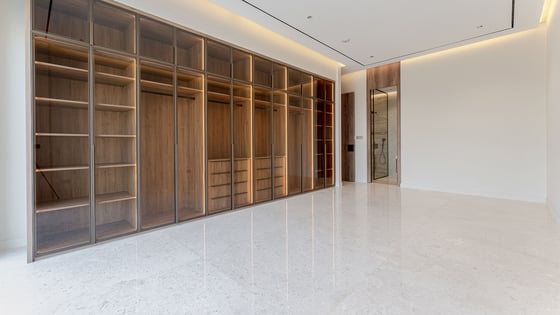 Premium and sleek villa in Jumeirah Park with maids room, picture 11